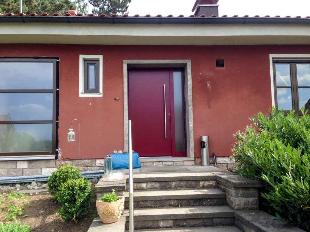 Aluminum-Haustüre-und-Holz-Alu-Fenster