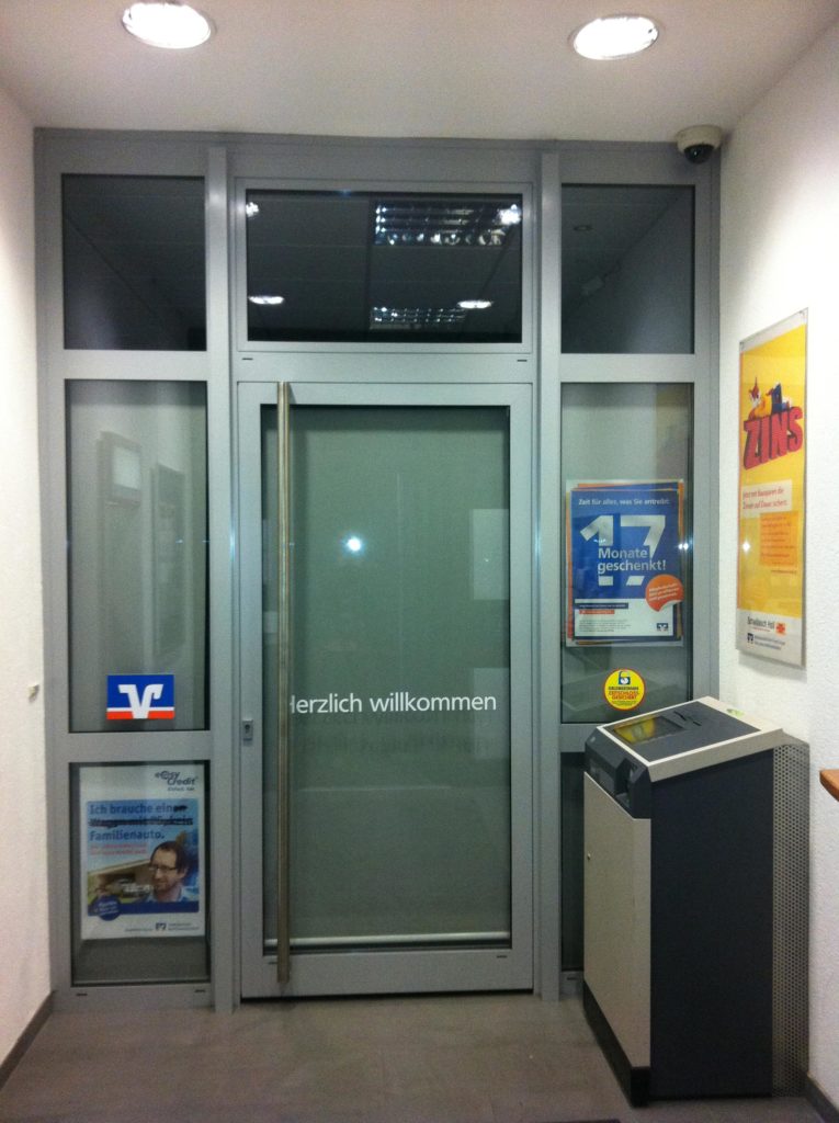 Eingangstüre-Alu-VR-Bank